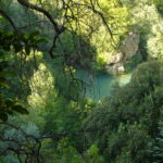 “L’acqua nella roccia” a Villa Gregoriana a Tivoli: la mostra al naturale degli artisti di Fortebraccio